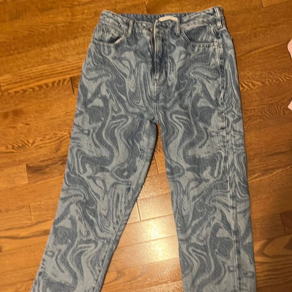 Pacsun marbled mom jean. Size 28. The lighting doesn’t show the beautiful blue.